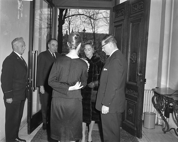 File:Mevrouw Kennedy bezoekt Costuummuseum te Den Haag, Bestanddeelnr 913-5650.jpg
