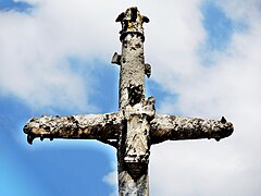 Détail de la croix ancienne au centre du village.