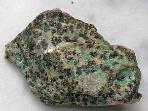 Mineral Bauxita ollos verdes GDFL116.jpg