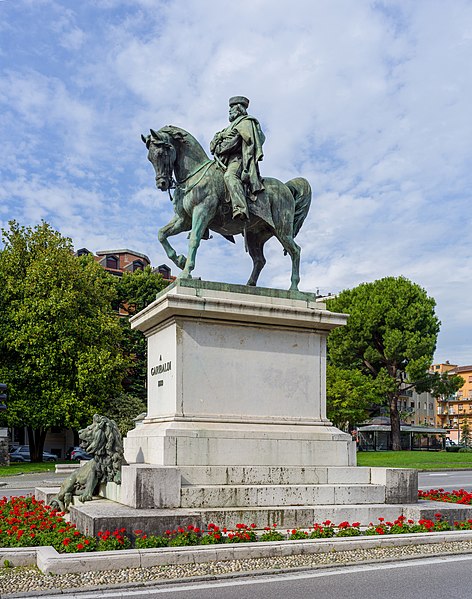 File:Monumento a Garibaldi Giuseppe Maccagnani lato Nord Brescia.jpg