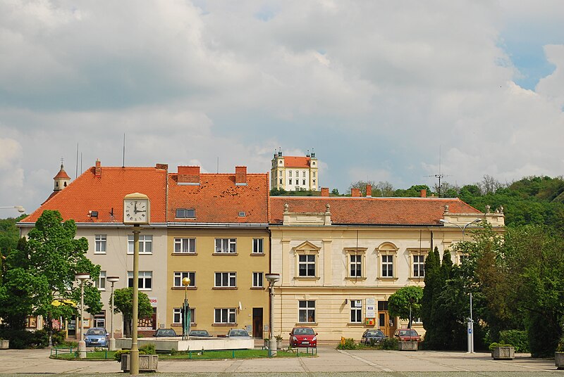 File:Moravský Krumlov, náměstí.JPG