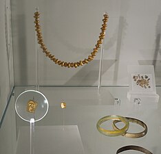 Un collier avec des prles dorées.