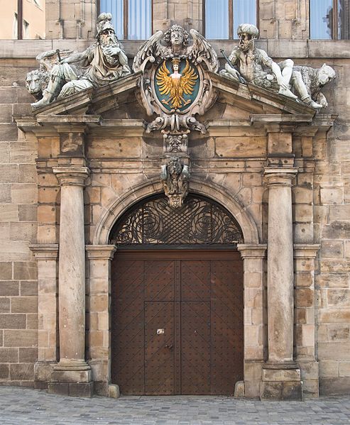 File:Nürnberg Rathaus Tor Links.jpg