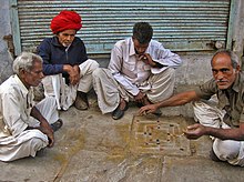 Männer beim Brettspiel auf einem Bürgersteig in Ahmedabad
