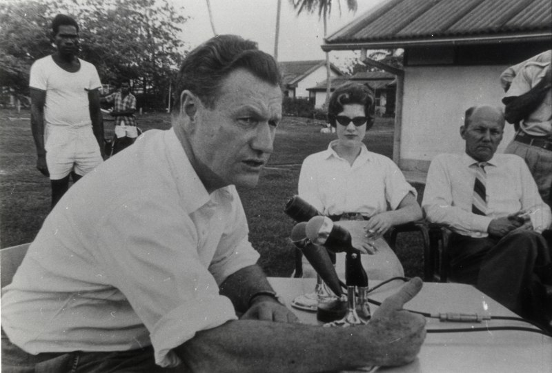 File:Nelson Rockefeller, gouverneur van New York, houdt een persconferentie te Merauke over de vermissing van zijn zoon Michael, KITLV 34911.tiff