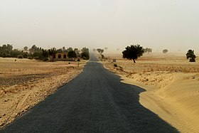 Uma estrada que atravessa o Deserto de Thal em Noorpur