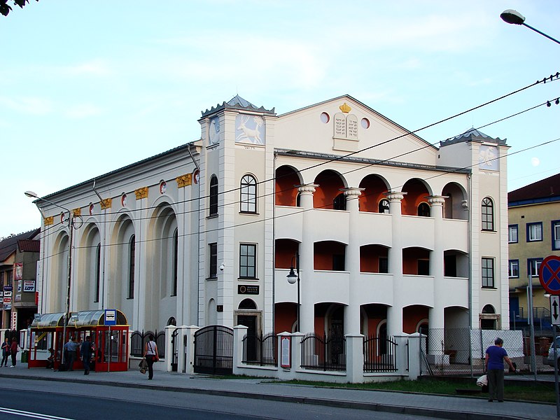 File:Odnowiona Synagoga w Dąbrowie Tarnowskiej - widok ogólny.JPG