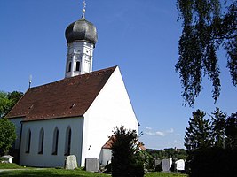 Deutsch: Die Kirche Mariä Geburt von Alling. Im Hintergrund ist die Kirch von Holzkirchen. Boarisch: Oiinga Kirch Mariä Geburt. Im Hintergrund de Kirch von Hoizkircha.