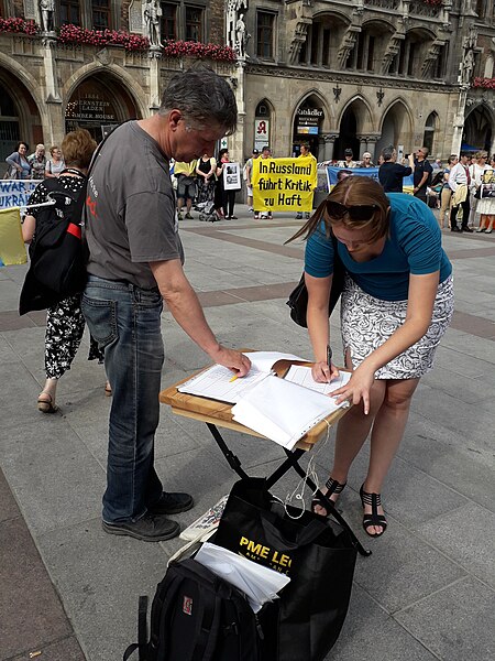 File:Oleg Sentsov, Action Support. Munich, Germany. 2018-06-03. 22.jpg