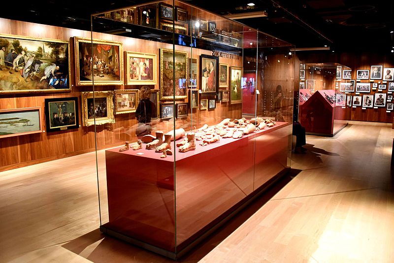 File:One of the halls of the Wellcome Collection, London.jpg