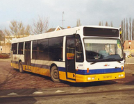 ​ ​ ​ Witte basis met gele schortplaten en een blauwe streep rondom de bus.