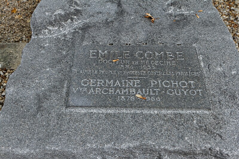 File:Père-Lachaise - Division 14 - Combe 03.jpg