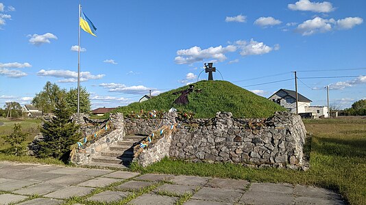 Українська: Курган «Пам’яті Героїв Крут». Літки. Могила юнкерів, закатованих більшовиками-муравйовцями у січні 1918 року. Фото: © Дмитро Ярмоленко, CC BY-SA 4.0