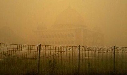 Masjid Raya Darussalam Palangka Raya saat kejadian kabut asap di tahun 2015