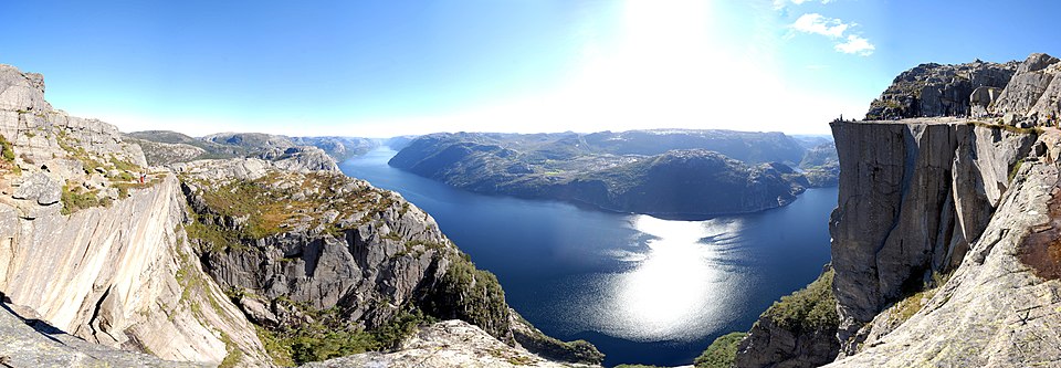 Panorama des Lysefjords mit Preikestolen rechts im Bild