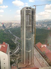 Torre Este, en reconstrucción