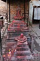 Patan-Shivaheiligtum-02-Lingam-Buddhas-2013-gje.jpg