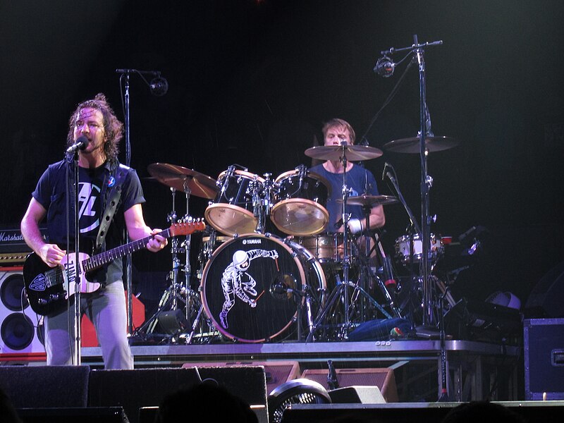 File:Pearl Jam at Madison Square Garden, May 20, 2010 23.jpg