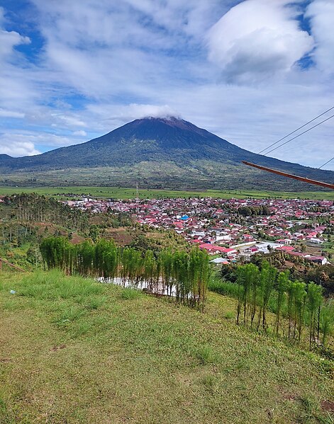 File:Pemandangan Gunung Kerinci Dari Swarga Village 17.jpg