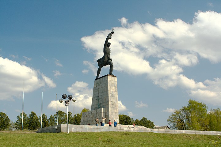 Памятник в яхроме