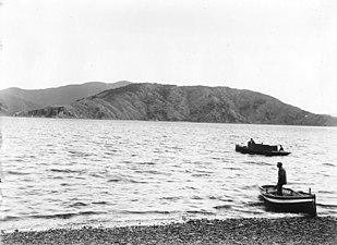 Photographie ancienne en noir et blanc d'une côte battue par une houle très courte.