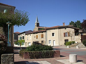 Plaça centrala dau vilatge, traversaa per D112.