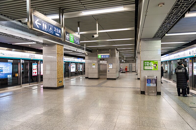 File:Platform of Lingjing Hutong Station (20210204181700).jpg