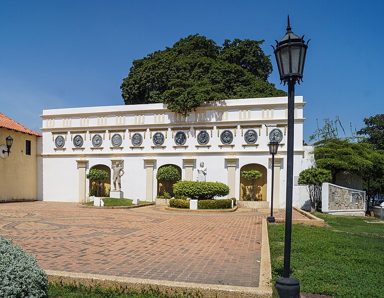 File:Plaza de la Herencia.jpg