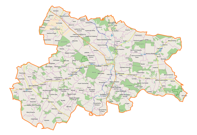 Mapa konturowa powiatu krasnostawskiego, blisko centrum na lewo znajduje się punkt z opisem „Kościół św. Stanisława Biskupa i Męczennika”