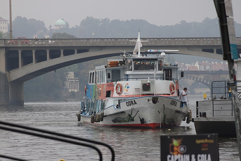 File:Praha, Pražská náplavka, loď Odra.jpg