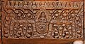 Linteau décoré d'une divinité surmontant un Kâla; au-dessus, une frise de rishis (gopura oriental interne)