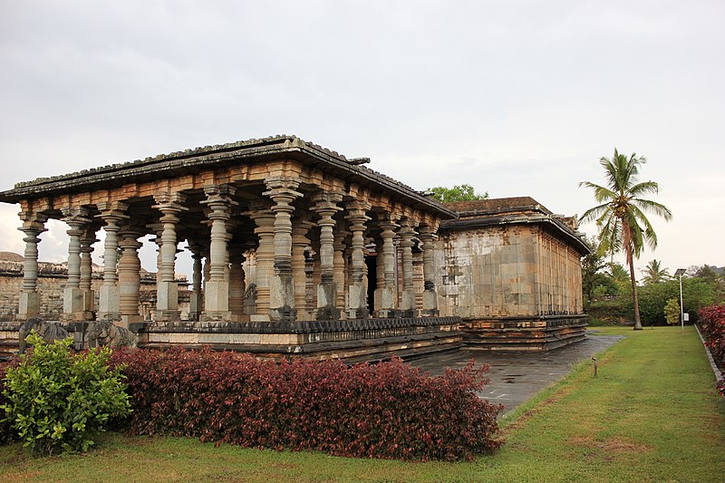 File:Profile of the Parshvanatha basadi (1133 AD) at Halebidu.JPG