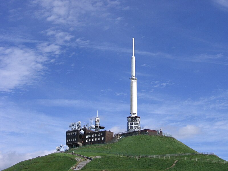 File:Puy de dome antenne 1.jpg