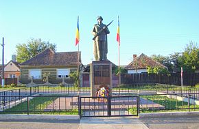 Monumentul Soldatul Român, ridicat în cinstea martirilor satului, căzuţi în cele două războaie mondiale, realizat de sculptorul Horia Sabău