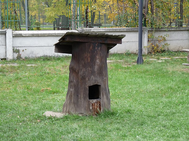 File:RO B Village Museum Voitinel household dog kennel.jpg