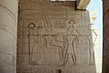 Säulensaal, nördliche Rückwand, König, gefolgt von Sachmet, erhält Leben von Amun und Chons
