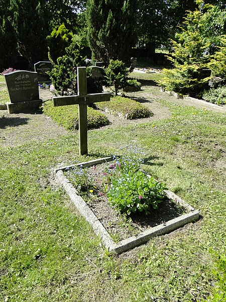 File:Rattey Kirche Grab unbekannter Soldat 2011-05-06 265.JPG
