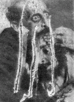 Photographie des traces des trois coups de couteaux sur la toile.