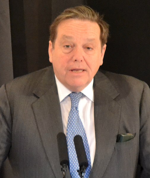 File:Robert Gascoyne-Cecil 2013-crop.jpg