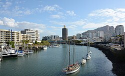 流经汤斯维尔市中心的罗斯溪（英语：Ross Creek (Townsville, North Queensland)），背景为城堡山（英语：Castle Hill, Townsville）。