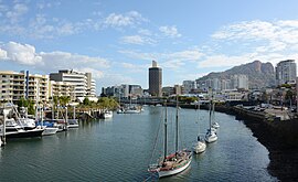 Ross River stroomt door Townsville CBD.jpg