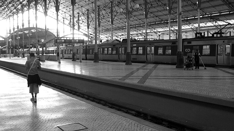 File:Rossio train station interior.jpg