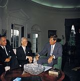 เฉิน เฉิงกำลังหารือเรื่องเศรษฐกิจกับรองประธานาธิบดีลินดอน บี. จอห์นสัน (ซ้าย) และประธานาธิบดีจอห์น เอฟ. เคนเนดี (ขวา) ในวันที่ 31 กรกฎาคม ค.ศ. 1961