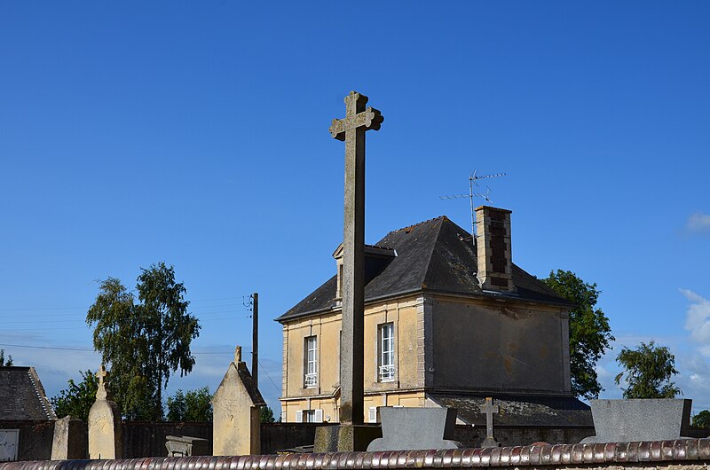 File:Saint-Germain-du-Pert - Croix du cimetière.JPG