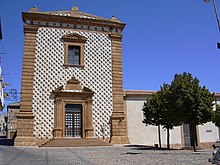 San Domenico, la facciata in bugnato a punta di diamante e, accanto, il centro polifunzionale.