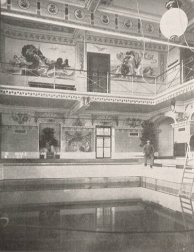 Schwimmhalle des Ludwigsbades in Richtung Neckargasse (1899 TüBl02-45).png