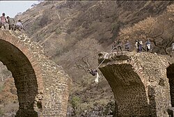 Hombres cruzando a través del Nilo Azul por una cuerda antes de que fuera construido un nuevo puente