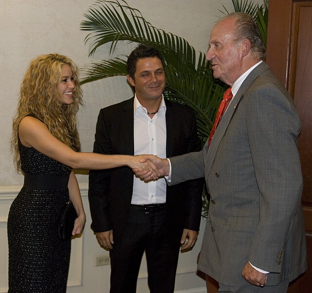 Sanz with Shakira and Juan Carlos I, The King of Spain during the IberoAmerican Summit of El Salvador.