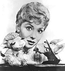 Foto publicitaria de Shari Lewis y sus títeres Lamb Chop y Charlie Horse de The Ford Show, 7 de abril de 1960.