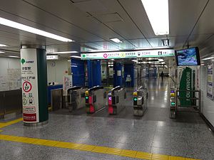 Shinjuku-Sta-Toei-Mayndstower-District-Gate.JPG